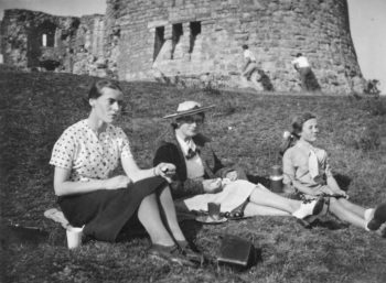 Winifred Forster (hat) with her sister Hilda & daughter Yvonne